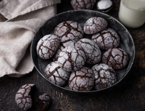 Ραγισμένα μπισκότα σοκολάτας με άχνη
